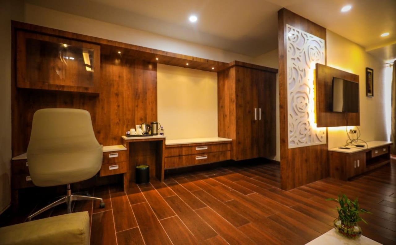 Hotel Yuvraj Grand Jabalpur Zewnętrze zdjęcie